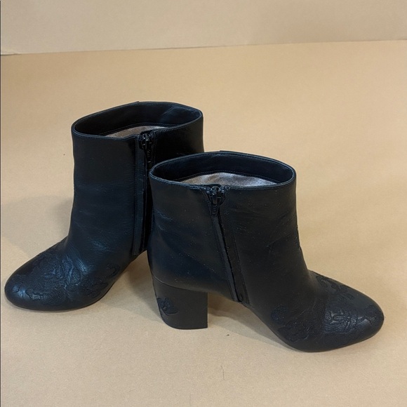 Michael by Michael Kors leather lace embossed womens booties black so detailed!! - Picture 5 of 8